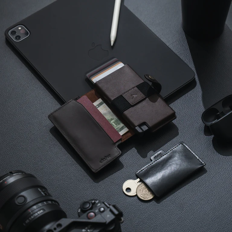 Ekster Wallet Pro mit Karten, Bargeld und Zubehör